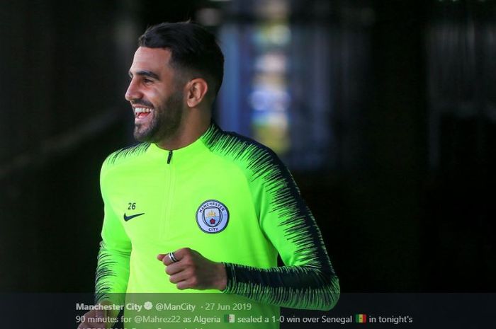 Winger Manchester City, Riyad Mahrez, kabarnya sedang diincar oleh klub kaya raya asal Prancis, Paris Saint-Germain.