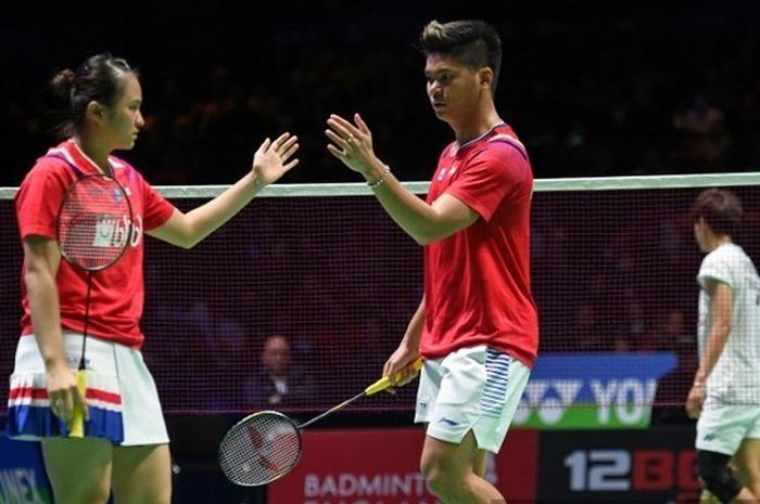 Pasangan ganda campuran Indonesia, Praveen Jordan/Melati Daeva Oktavianti, ketika tampil pada final All England 2020 melawan wakil Thailand, Dechapol Puavaranukroh/Sapsiree Taerattanachai, di Arena Birmingham, Inggris, Minggu (15/3/2020).