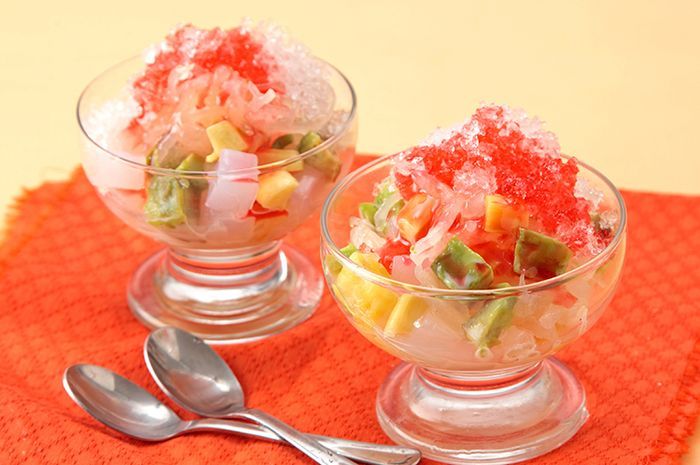 Learn to make Es Buah Rumput Laut (iced fruit cocktail with seaweed) for iftar dessert with this easy recipe! Nutritious, delicious, and good for diet.