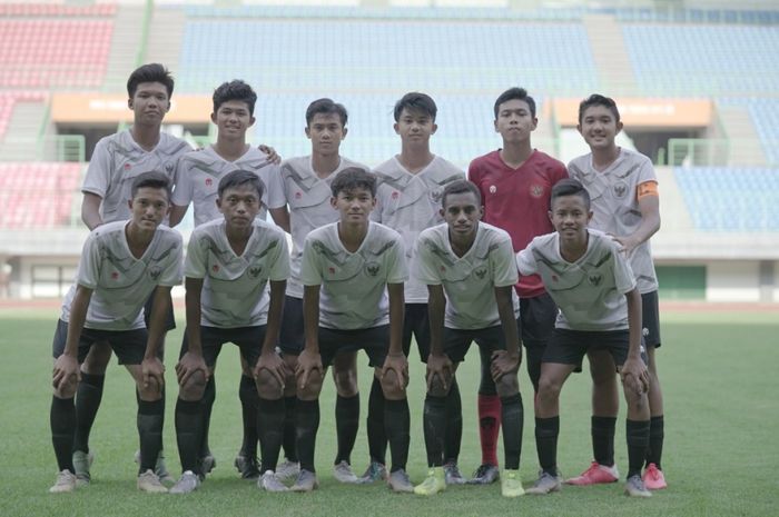 Para pemain timnas U-16 Indonesia dalam pemusatan latihan di Stadion Patriot Candrabaga, Bekasi.