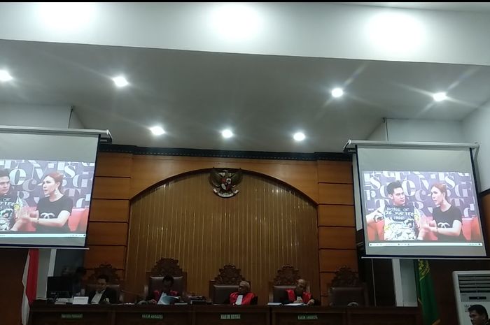 Sidang kasus ikan asin yang digelar di Pengadilan Negeri Jakarta Selatan, Senin (16/3/2020) malam.Grid.ID/Corry Wenas Samosir