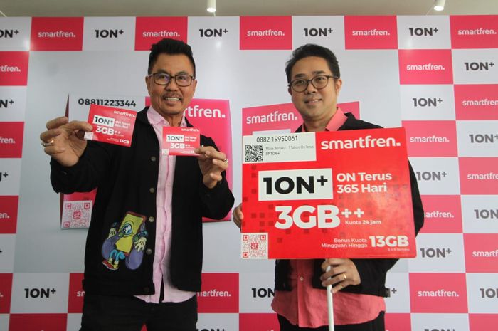 Deputy CEO Smartfren, Djoko Tata Ibrahim (kiri) dan Chief Brand Officer Smartfren, Roberto Saputra (kanan).
