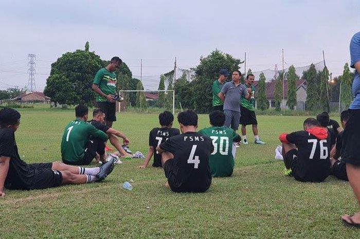 Para pemain PSMS Medan mendengarkan arahan pelatih Philip Hansen.