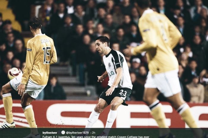 Pemain Fulham, Clint Dempsey, melakukan tembakan ke gawang Juventus pada laga leg kedua 16 besar Liga Europa musim 2009-2010.