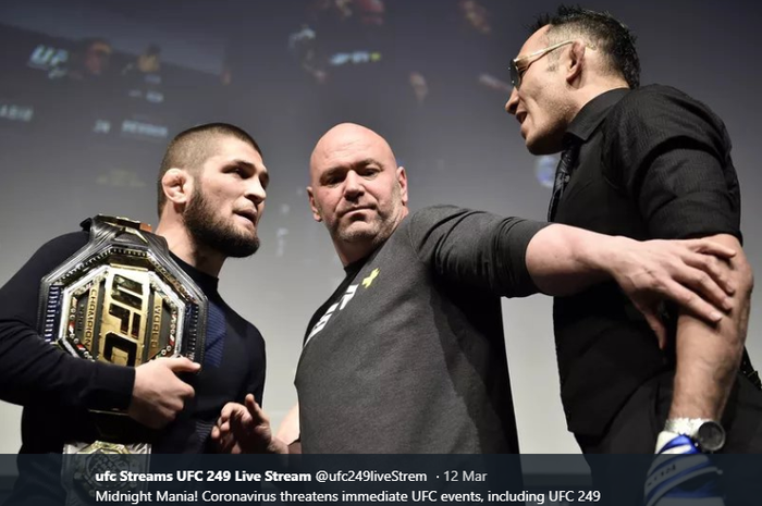 Khabib Nurmagomedov (kiri), Tony Ferguson (kanan), dan Dana White (tengah) melakukan stare down jelang UFC 249. 