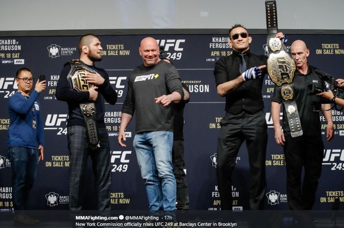 Khabib Nurmagomedov (kedua dari kiri) dan Tony Ferguson (berkaca mata).