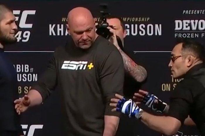 Khabib Nurmagomedov (kiri) akan bertarung melawan Tony Ferguson (kanan) dalam gelaran UFC 249.