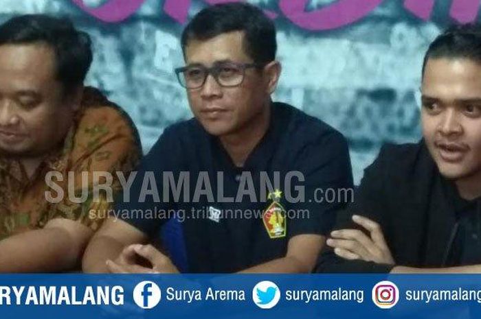 CEO Persik Abdul Hakim Bafagih, Pelatih Kepala Persik Joko Susilo dan Manajer Persik Beny Kurniawan di Mess Persik Kediri, Sabtu (4/1/2020). 