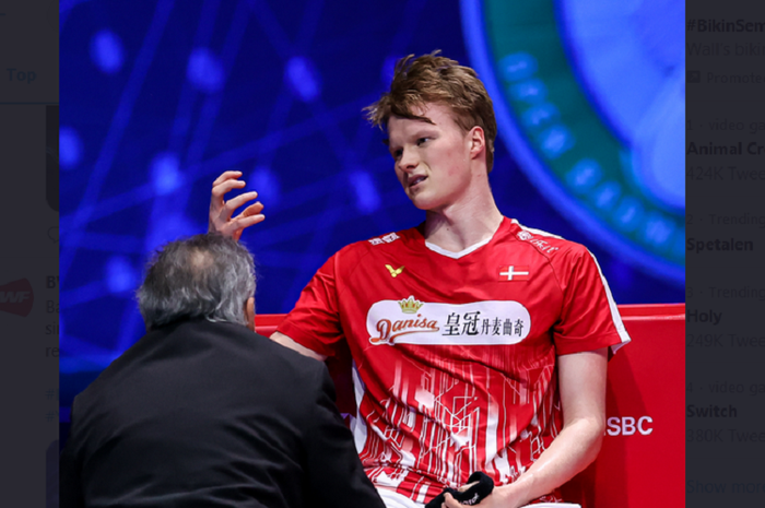 Pebulu tangkis tunggal putra Denmark, Anders Antonsen mengalami cedera pada babak semifinal All England Open 2020, Sabtu (14/3/2020).