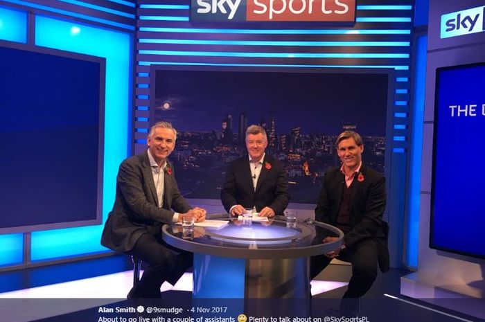 Mantan striker Manchester United, Alan Smith, (paling kiri) saat berada di studio Sky Sports.