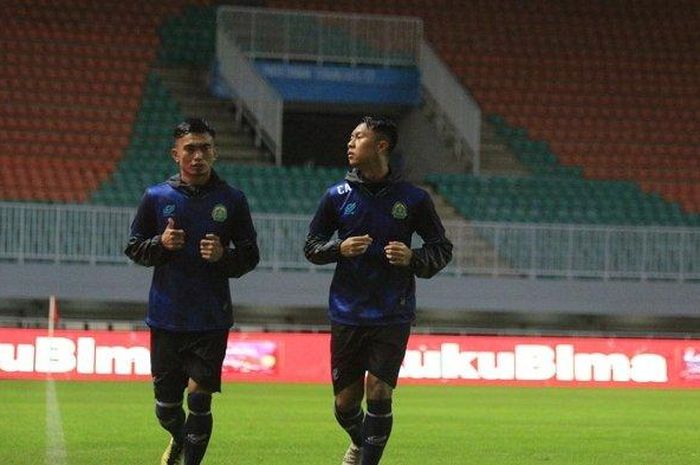 Pemain Tira Persikabo, Gustur Cahyo Putro (kanan), berlatih jelang laga kontra Persita Tangerang di Shopee Liga 1 2020.