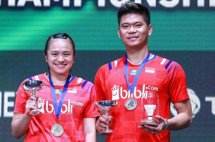 Pasangan ganda campuran Indonesia, Praveen Jordan (kanan)/Melati Daeva Oktavianti, berpose di atas podium kampiun All England Open 2020.