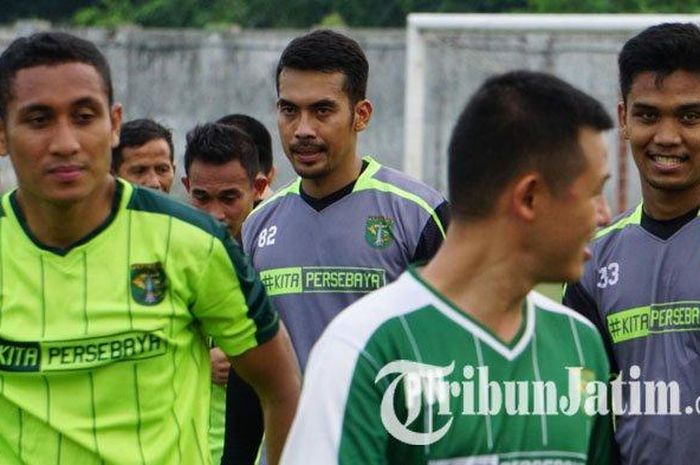 Kiper Sriwijaya FC, Imam Arif kala dirinya masih berbaju Persebaya Surabaya.
