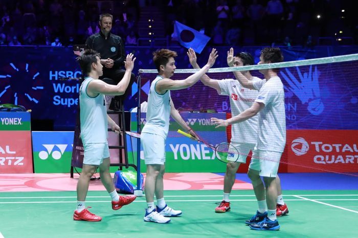 Marcus Fernaldi Gideon/Kevin Sanjaya Sukamuljo (kiri) bersalaman dengan dengan Hiroyuki Endo/Yuta Watanabe (Jepang) pada final All England Open 2020.