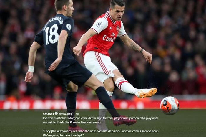 Gelandang Everton, Morgan Schneiderlin saat sedang berduel dengan Granit Xhaka.