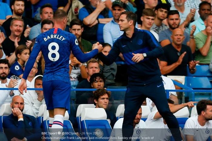 Pelatih Chelsea, Frank Lampard (kanan), berjabat tangan dengan gelandangnya, Ross Barkley.