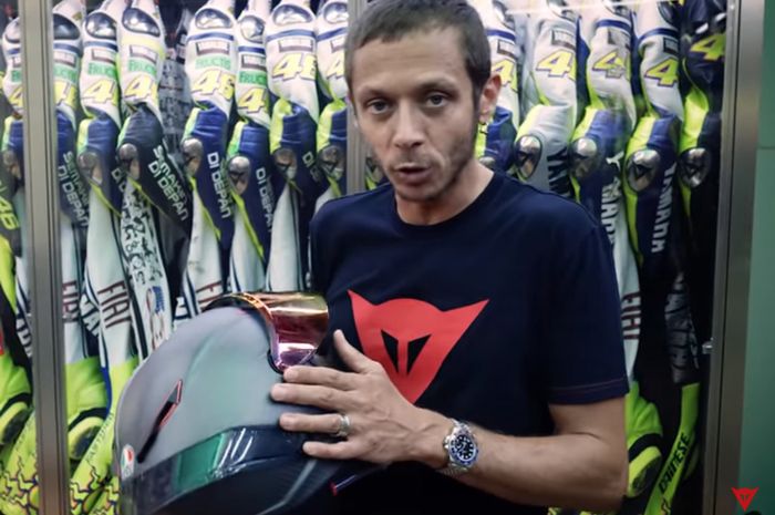 Ilustrasi. Valentino Rossi di musium rahasia yang terdiri deretan helm, racing suit, sarung tangan sempat-sempatnya jelaskan beda AGV Pista GP-R dengan GP-RR seperti lihat TV dan bioskop