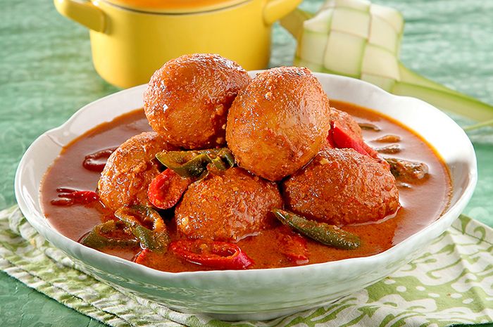 Telur Masak Mangut (fried hard-boiled eggs in 'Mangut' Sauce) is a rich dish for lunch.