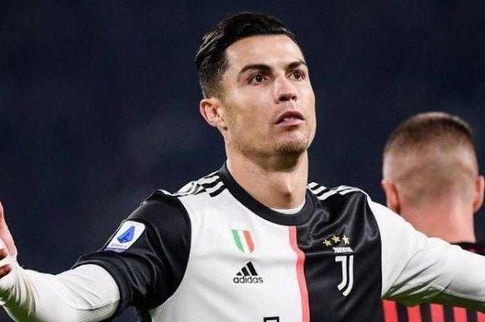 Cristiano Ronaldo yang sedang menjalani karantina mandiri di Portugal akibat virus corona.