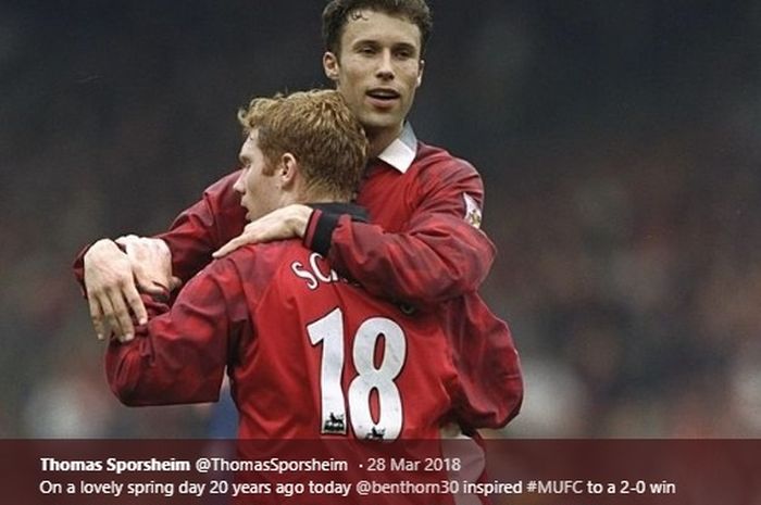 Mantan bek Manchester United, Ronny Johnsen, memeluk rekan satu timnya, Paul Scholes.