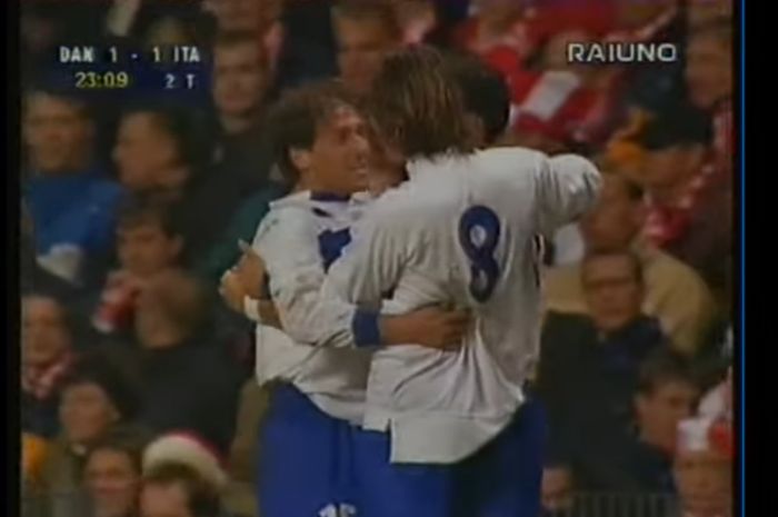 Gelandang timnas Italia, Antonio Conte, setelah menjebol gawang Denmark dalam laga Kualifikasi Euro 2000, 27 Maret 1999.