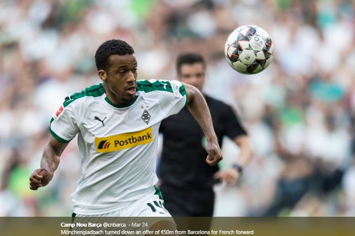 Striker Borussia Moenchengladbach, Alassane Plea, pernah diincar Barcelona.