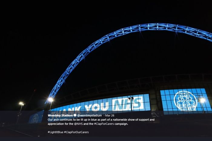 Kondisi Stadion Wembley yang melakukan aksi penghormatan kepada Departemen Kesehatan Inggris (NHS).