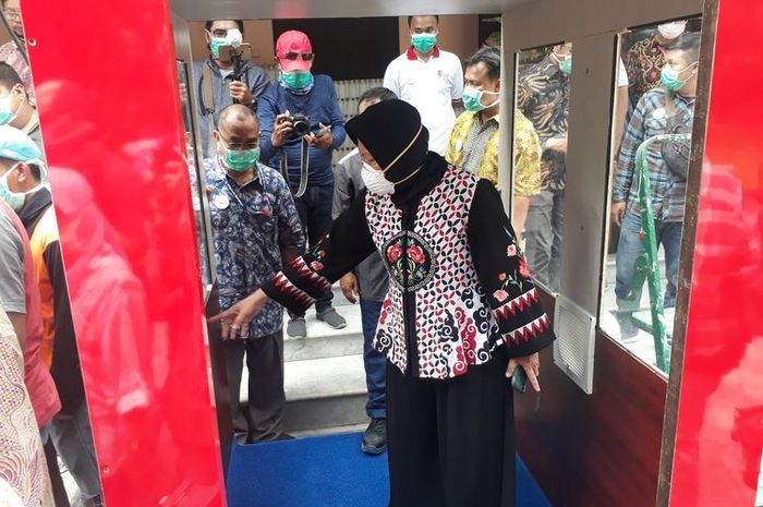 Wali Kota Surabaya Tri Rismaharini bersama Rektor IT Telkom Surabaya Tri Arief Sardjono melakukan uji coba panggunaan bilik sterilisasi yang dikembangkan IT Telkom Surabaya di Rumah Dinas Wali Kota Surabaya, Sabtu (21/3/2020).