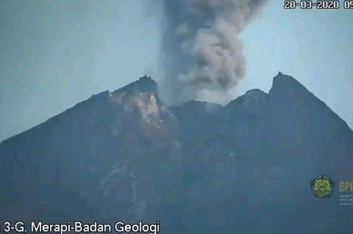 Merapi Erupsi, Ketinggian Kolom Abu hingga 1000 Meter, Warga Desa ...