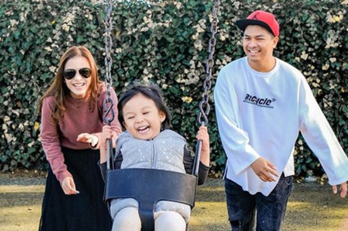 Chelsea Olivia bersama Glen Alinskie dan anaknya.