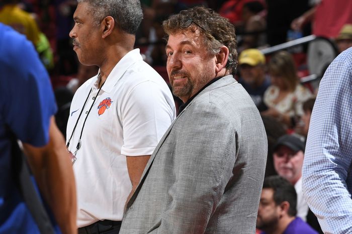 Pemilik klub basket NBA New York Knicks, James Dolan (mengenakan jas abu-abu), saat menyaksikan pertandingan di Madison Square Garden, New York City, New York, Amerika Serikat.