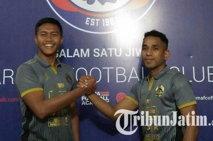 Ganjar Mukti (kiri) dan Pandi Lestaluhu saat diperkenalkan sebagai pemain anyar Arema FC di Shopee Liga 1 2020.