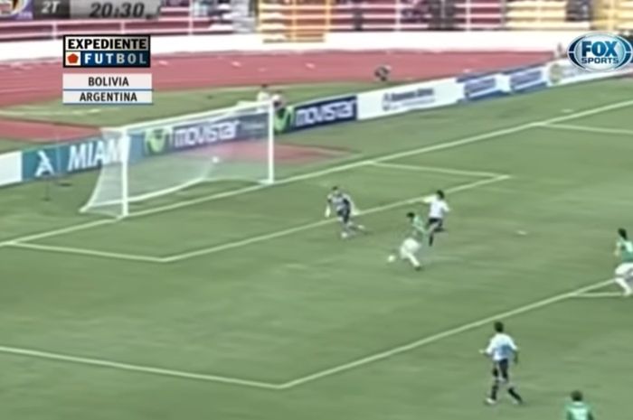 Striker Bolivia, Joaquin Botero, mencetak hat-trick ke gawang Argentina pada 1 April 2009.