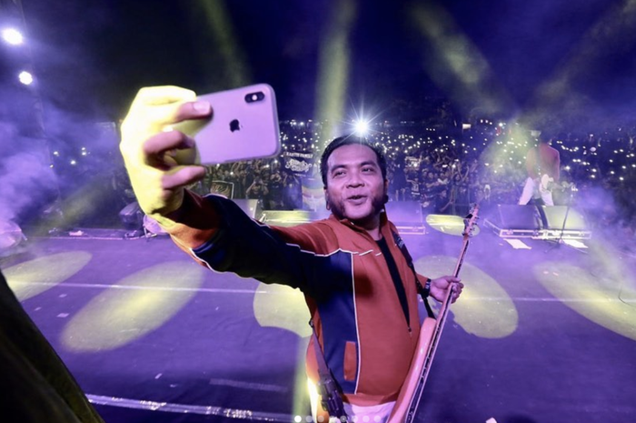 Erix Soekamti Pamer Foto Bareng 2 Istrinya, Netizen Malah Nyanyi Lagu