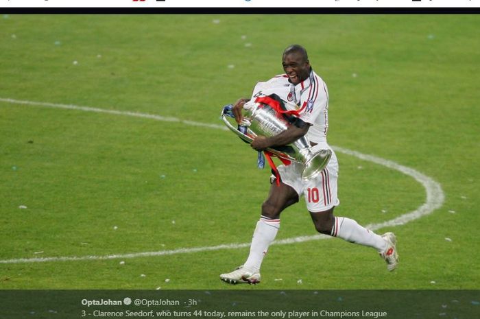 Clarence Seedorf dengan trofi Liga Champions saat memperkuat AC Milan.