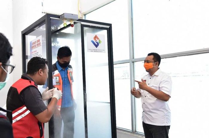 Penyemprotan Disinfektan pada Tubuh