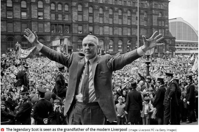 Pelatih legendaris Liverpool, Bill Shankly, saat sedang berdiri di tengah kerumunan suporter Liverpool.