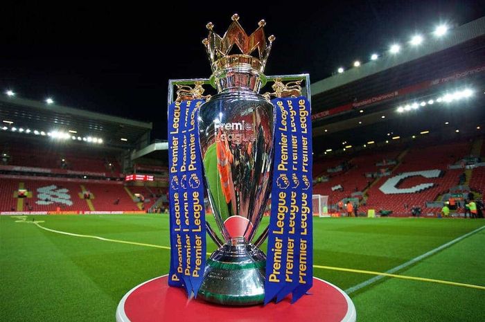 Trofi Liga Inggris. Liverpool memburu gelar Liga Inggris 2019-2020 yang sudah di depan mata ini di tengah wabah virus corona.