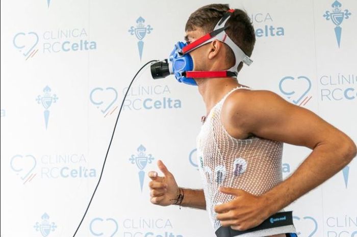 Gelandang Celta Vigo, Denis Suarez, saat menjalani tes kebugaran di treadmill.