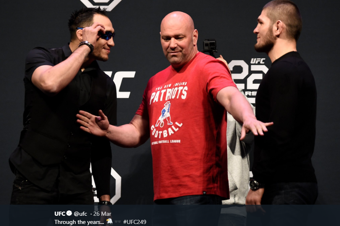 Khabib Nurmagomedov (kiri), Dana White (tengah), dan Tony Ferguson (kanan) saat melakoni staredown.