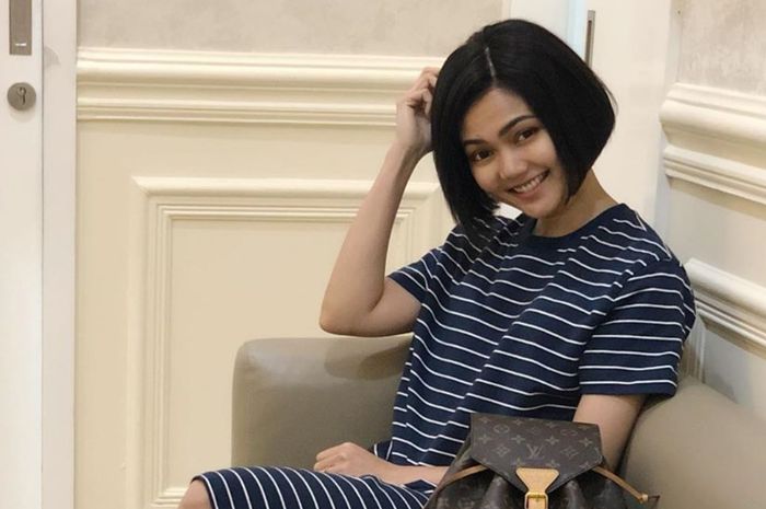 Rina Nose mencoba menirukan suara penyanyi Isyana Sarasvati.