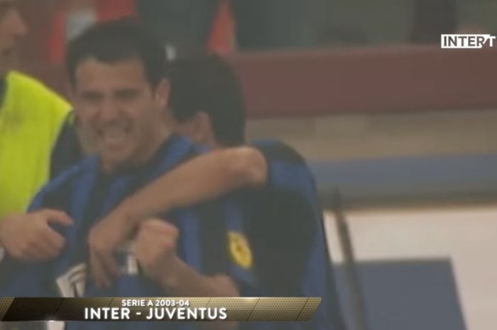 Gelandang Inter Milan, Dejan Stankovic, merayakan golnya ke gawang Juventus, 4 April 2004.