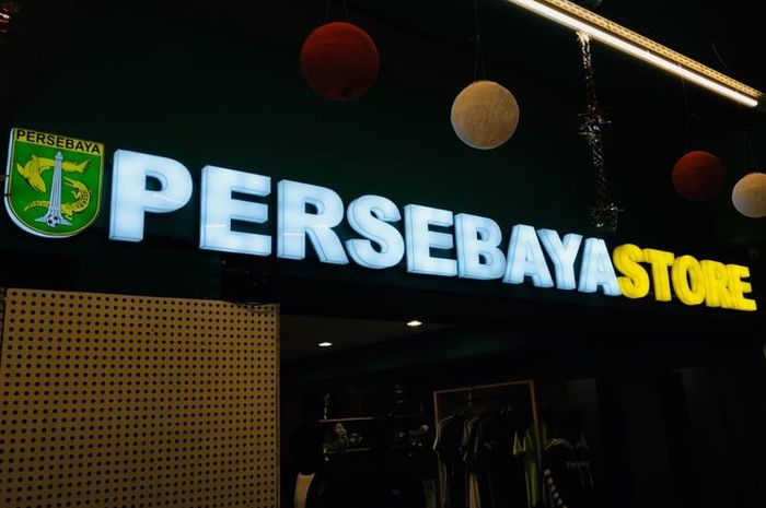 Persebaya Store menjual merchandise original Persebaya Surabaya.