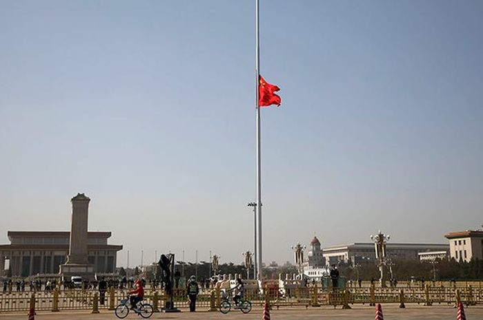 Kibarkan Bendera Setengah Tiang Inilah Suasana Di Tiongkok Mengenang Para Pahlawan Yang Gugur Akibat Virus Corona Semua Halaman Kids