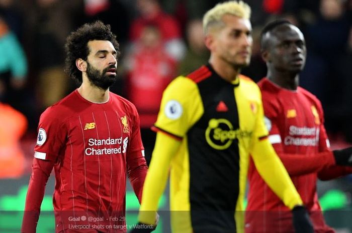 Ekspresi kecewa striker Liverpool, Mohamed Salah (kiri) setelah timnya kalah dari Watford yang juga berarti The Reds gagal menyamai rekor invincible milik Arsenal.