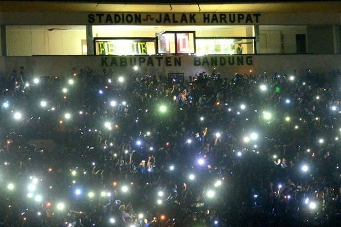 Lampu stadion padam di Stadion Si Jalak Harupat, Bandung, Jawa Barat (4/4/2015)