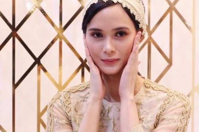 Rela Menjadi Mualaf Sebulan Sebelum Melangkah ke Pelaminan