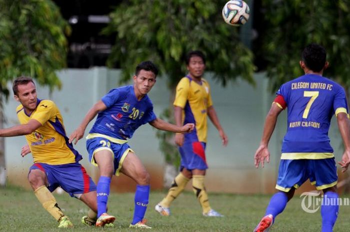 Mantan pemain asing Barito Putera, Igor Radusinovic (kiri), dalam laga uji coba kontra Cilegon United.