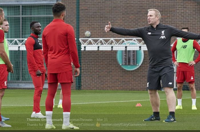 Thomas Gronnemark saat memberikan materi latihan pemain Liverpool.