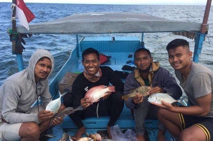 Bek Persita Tangerang, Muhammad Toha (dua dari kiri), memancing di laut bersama rekan-rekannya.